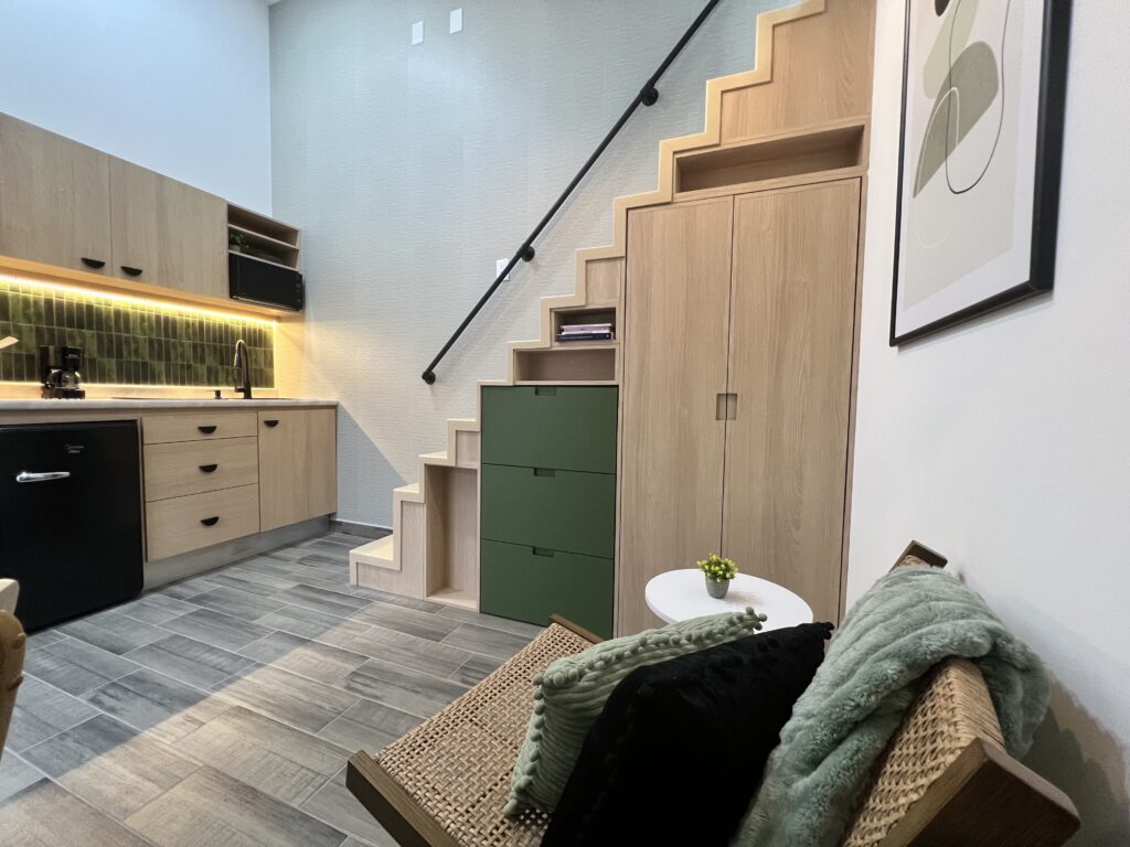 Interior de Loft Verde Vid con cocina equipada y área de descanso