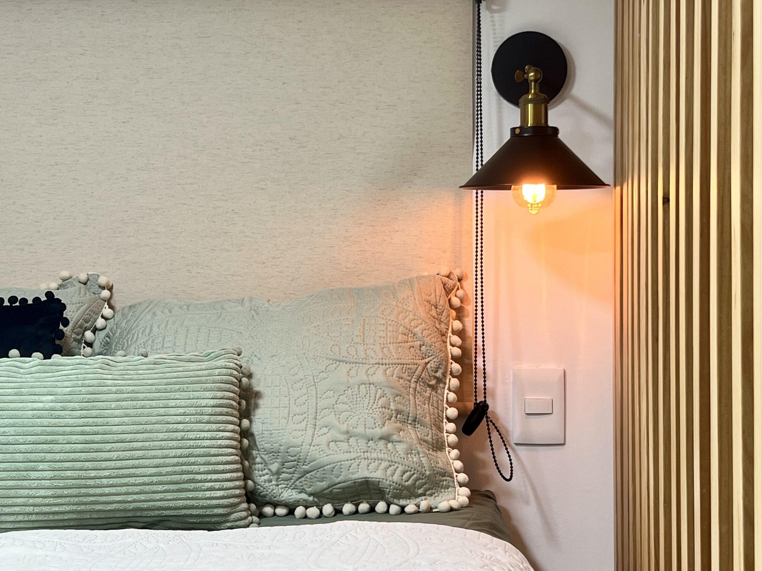 Detalle del dormitorio mezzanine de Verde Vid con lámpara de lectura
