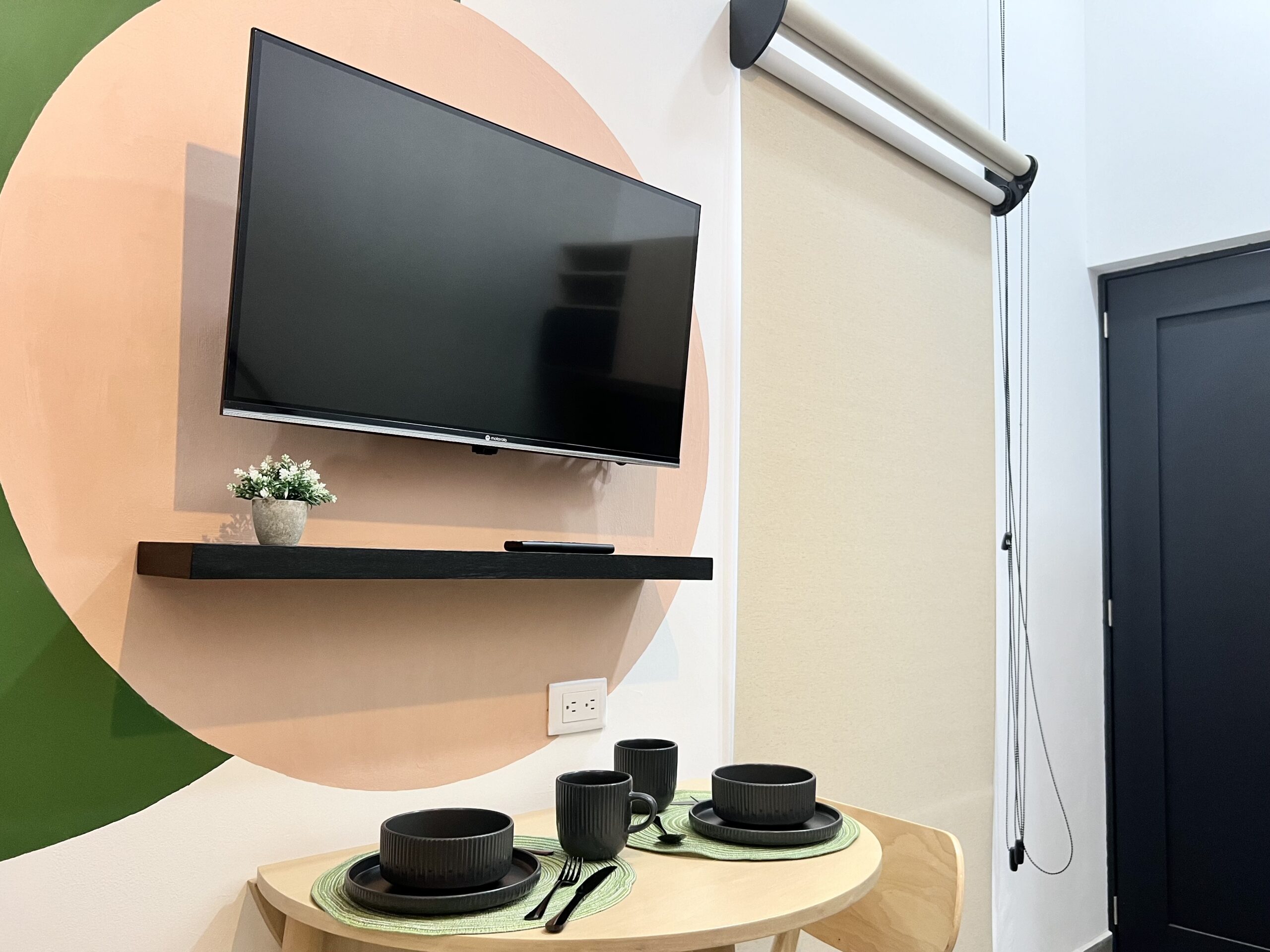 Mesa comedor y televisión dentro de Verde Vid